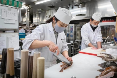 「メンター制度」に基づいて、経験豊富な先輩たちがマンツーマンで丁寧に指導し、サポートします。