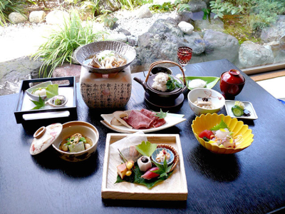 紀州ならではの新鮮な魚介や、旬の食材をつかった会席料理をお楽しみいただけます。