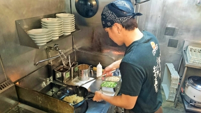 焼場はチャーハン・豚キムチ・回鍋肉等を北京鍋で調理します!未経験でもすぐに慣れますよ^^