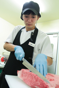 最初はみんなできなくて当たり前。包丁も握れなかったスタッフが今ではバリバリお肉さばいてます。(笑)