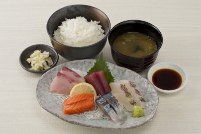 西新宿の「魚人食堂」は海鮮丼、お刺身・焼魚定食、揚げ物、煮物など魚料理がメイン。