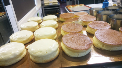 中はしっとり、ふんわりと焼き上げるスフレパンケーキが人気。シェフの技術を覚えるチャンスです!