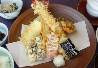 慶事・法事での会席料理はもちろん、リーズナブルな天ぷら定食など、ランチにも力を入れています。