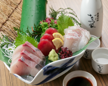 多くのお客様が驚かれる、鮮度の高さが自慢のお造り。魚のさばき方もしっかり指導します。