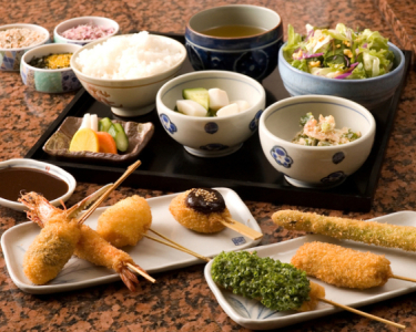 ランチの定食、ディナーのコース料理も人気です