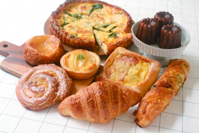 定番の人気商品だけでなく、多彩なパンがお店に並びます。写真はフランスフェアのパン。
