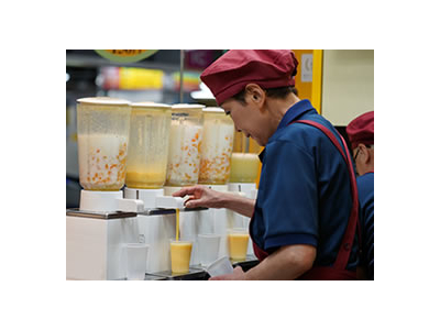 なみなみと注がれる生ジュースは、今や大阪名物。たくさんのお客様に愛されているお店です。