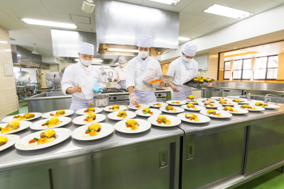数百食単位での大量製造も実施。学食運営を通じ実力を高めます。