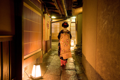 舞妓さんを呼んで華やかな宴席も☆ゆったりとした風情ある京町屋で料理人としてのキャリアを積めます◎