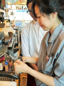 カフェレストラン、パティスリー、マーケット等、あらゆる業態が凝縮されているお店です。