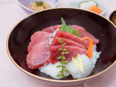 三浦半島で名物ともいえる、三崎のまぐろ。この上鉄火丼を楽しみに来店されるお客様もいます。