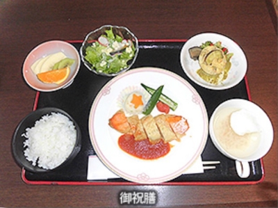 病院や介護施設での調理経験のある方は優遇!給与も前職の給与などを考慮して決定しています☆彡
