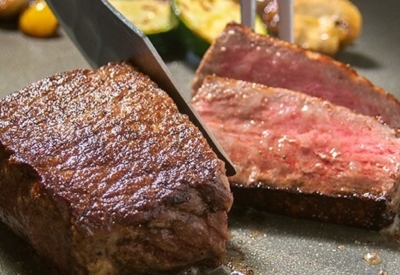 こだわりの和牛を使ったメニューが自慢の鉄板焼店、肉と酒のお店、2店舗で新たな仲間をお待ちしています◎