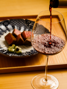 最高級の肉料理に合うワインやシャンパン、日本酒にも力を入れています
