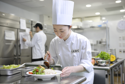 季節やイベントに応じた料理も作ります。女性スタッフも活躍中です。