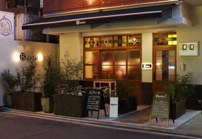 「長堀橋駅」より徒歩5分のお店です。通勤も便利ですよ。