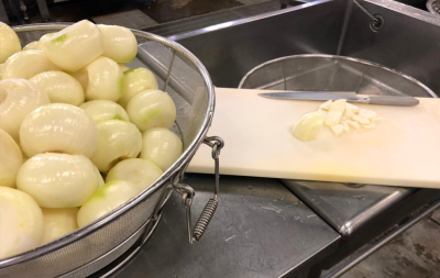 豊富な食材を使って、患者様が笑顔になれる食事作りを!※画像は他施設の調理風景