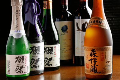 全国各地の日本酒や焼酎、世界各国のワインもとりそろえています。