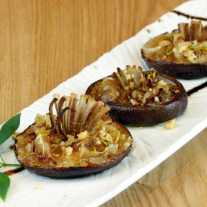 和洋中問わず組み合わせた創作料理や、旬の厳選食材を使った和食、丹精込めて焼き上げる炭火焼き等を提供。