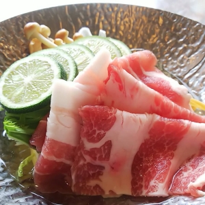 まだ若い料理長のもと、鮮魚や肉、野菜の目利きも学べます!