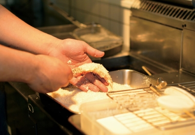 入社後、あなたにはキッチンにて食材の下ごしらえや焼き場での作業などの調理業務全般をおまかせします!