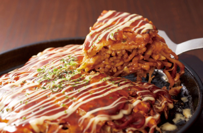 焼きそば以外にも、こだわりの鉄板焼きや一品料理を取り揃え。