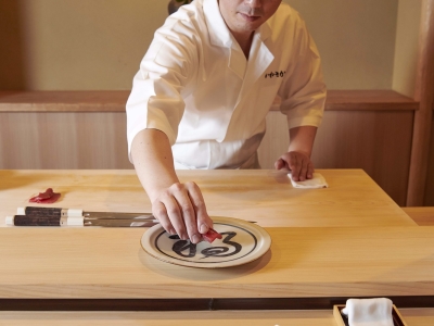 熟練の鮨職人による江戸前にぎりをご提供する店です。「また来たい」と思っていただけるようおもてなしを。