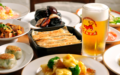 看板メニューの餃子などの点心、麻婆豆腐、エビチリなど、ビールとも相性の良い、中国の家庭料理をご提供。