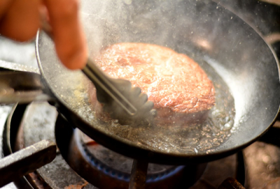お料理で新郎新婦を祝福!打ち合わせや提案にも携われるので、やりがい抜群。