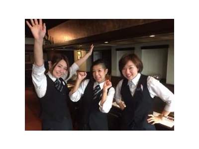 20代が中心のホールスタッフが活躍しています。楽しく働きましょう!