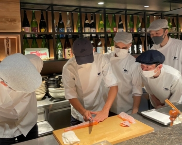 入社半年後には、海外勤務になるスタッフに和食の調理指導と店長業務をお願いします!