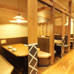 落ち着いた雰囲気のきれいな店内で、リーズナブルで美味しい和食が楽しめます。