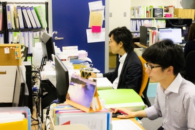 店舗での勤務のほか、事務所での勤務スタイルも選択可能。ここから新しい店舗を生み出してください!