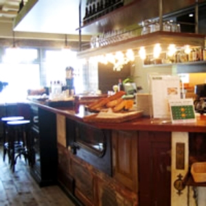 カフェスペース併設のお店では、ドリンクの提供もおねがいします