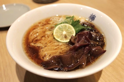 〆の熟成中華そばが超人気。これを目的に訪れるファンもいるほどなんです。