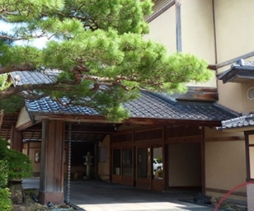 加賀百万石の面影を残す表門。日本庭園も有する伝統と様式を守り続ける老舗料亭旅館です。