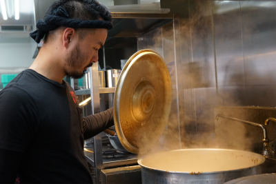 お給料を頂けるのはお客様があってこそ。店舗で調理・接客を先ずは身につけてください