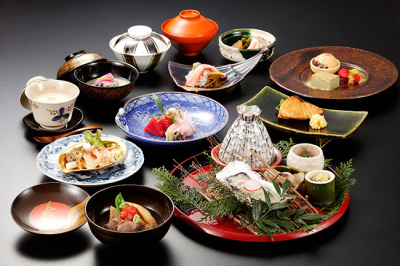地元の食材を大切にしながら、伝統的な加賀料理の技法に基づき、心を込めてお作りしています。