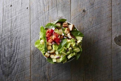 体にやさしい野菜たっぷりのサラダをご提供。お客様が具材を選ぶスタイルで人気です◎