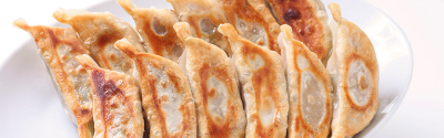 皮はモッチリ、中はジューシーな肉汁タップリの国産餃子を提供しています。