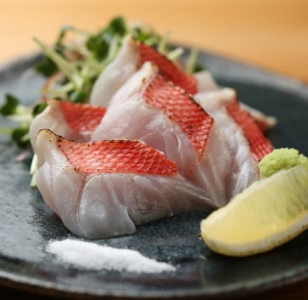 新鮮な鮮魚を使ったメニューも取り入れています。2020年12月には海鮮居酒屋もオープン予定。