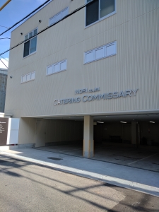 一昨年完成した新社屋。最新の厨房器具が充実。昼寝ができる休憩室やシャワー室、食堂も完備。