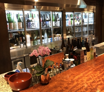 80種類以上の日本酒を取り揃えている当店で、お酒に合った料理をつくり、幅広い和食スキルを習得しよう!
