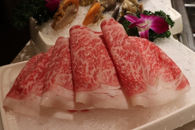 火鍋とは、白湯スープや辛いスープで楽しむしゃぶしゃぶです。