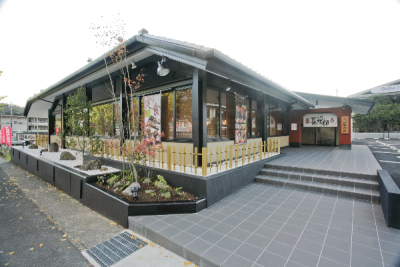 女性の副店長も、複数店で活躍しています。