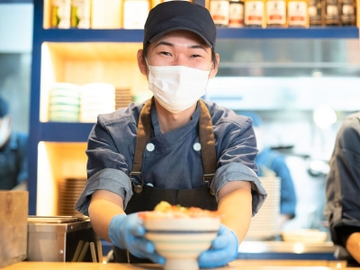 当社では20~30代のスタッフが活躍中! ※画像は既存店のものです