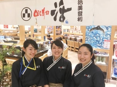 休みは月9日。年間108日とたっぷり。家具家電付きのワンルーム寮もあり新生活を始めやすい環境です。