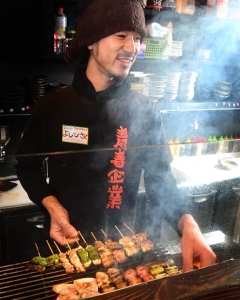 レトロで親しみのもてる雰囲気の店内で、リピーターが増え続けています。