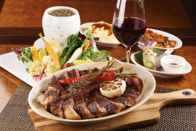 同じビルの2フロアで、カフェ&レストランとステーキハウスを経営しています。