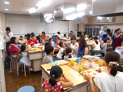 小さな子供たちからお年寄りまで、幅広い年代の方々に向けて安全と安心で美味しい給食を提供しています☆
